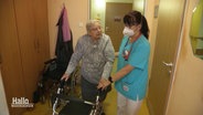 Eine Pflegerin hilft einer Seniorin © Screenshot 