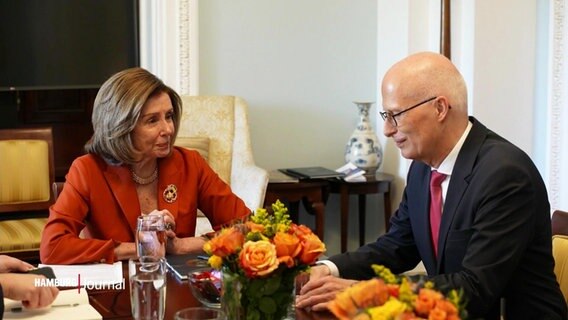US-Demokratin Nancy Pelosi sitzt zusammen mit Hamburgs Erstem Bürgermeister Peter Tschentscher zusammen an einem Tisch. © Screenshot 