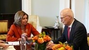 US-Demokratin Nancy Pelosi sitzt zusammen mit Hamburgs Erstem Bürgermeister Peter Tschentscher zusammen an einem Tisch. © Screenshot 
