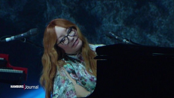 Musikerin Tori Amos neigt sich bei einem Auftritt am Klavier gefühlvoll zur Seite. © Screenshot 