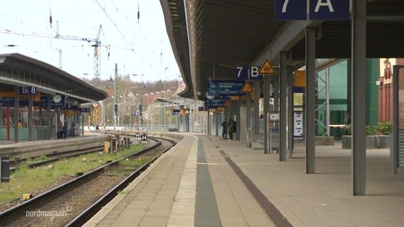 Ein leerer Bahnsteig © Screenshot 