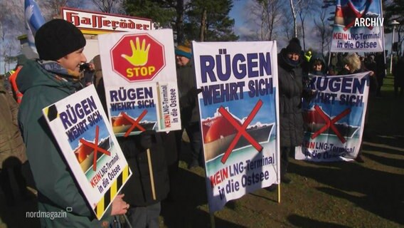 Menschen protestieren mit Schildern gegen ein LNG-Terminal auf Rügen © Screenshot 