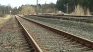 Blick auf ein leeres Gleisbett einer Bahnstrecke © Screenshot 