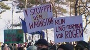 Menschen protestieren gegen den LNG-Terminal vor Rügen. © Screenshot 