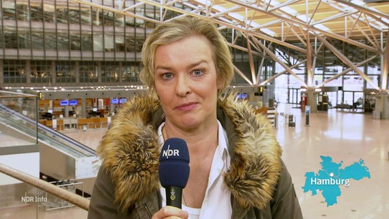 Die Reporterin Charlotte Voß berichtet vom Hamburger Flughafen. © Screenshot 