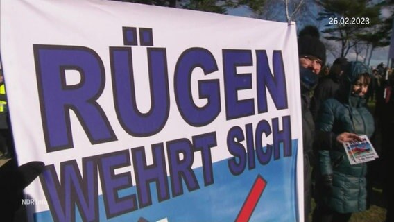 Ein Schild auf dem steht: Rügen wehrt sich © Screenshot 
