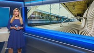 Nachrichtensprecherin Bibiana Barth, im Hintergrund ein Bild von einem leeren Bahnsteig. © Screenshot 