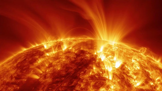 Feuer und Explosionen auf der Oberfläche eines Planeten. © Screenshot 