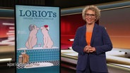Die Moderatorin Julia Westlake, neben ihr ein Bild von zwei gezeichneten Figuren in einer Badewanne aus einem Film von Loriot. © Screenshot 