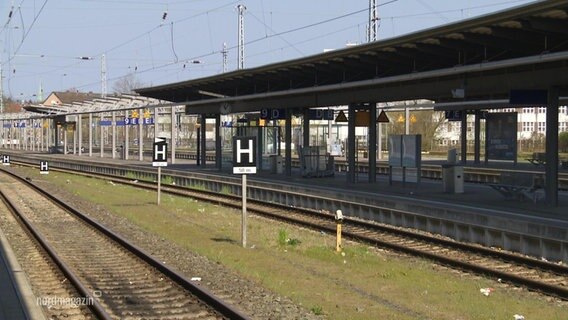 Ein leerer Bahnsteig und leere Bahngleise während des Warnstreiks. © Screenshot 