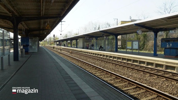 Ein menschenleerer Bahnsteig und leere Gleise. © Screenshot 
