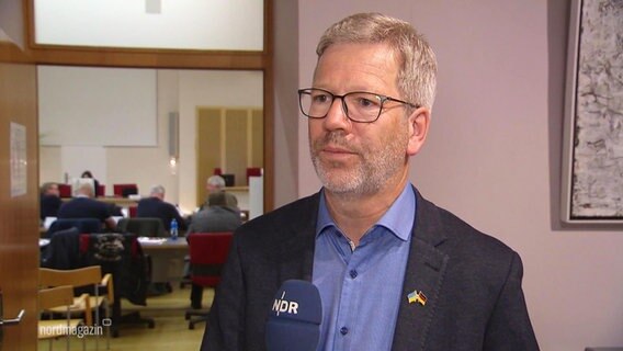 Stefan Fassbinder, Oberbürgermeister von Greifswald, wird interviewt. © Screenshot 