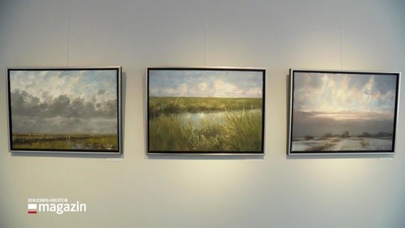 Drei Ölgemälde von Landschaften hängen nebeneinander in einer Ausstellung. © Screenshot 