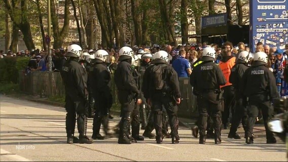 Polizisten im Einsatz beim Stadtderby. © Screenshot 