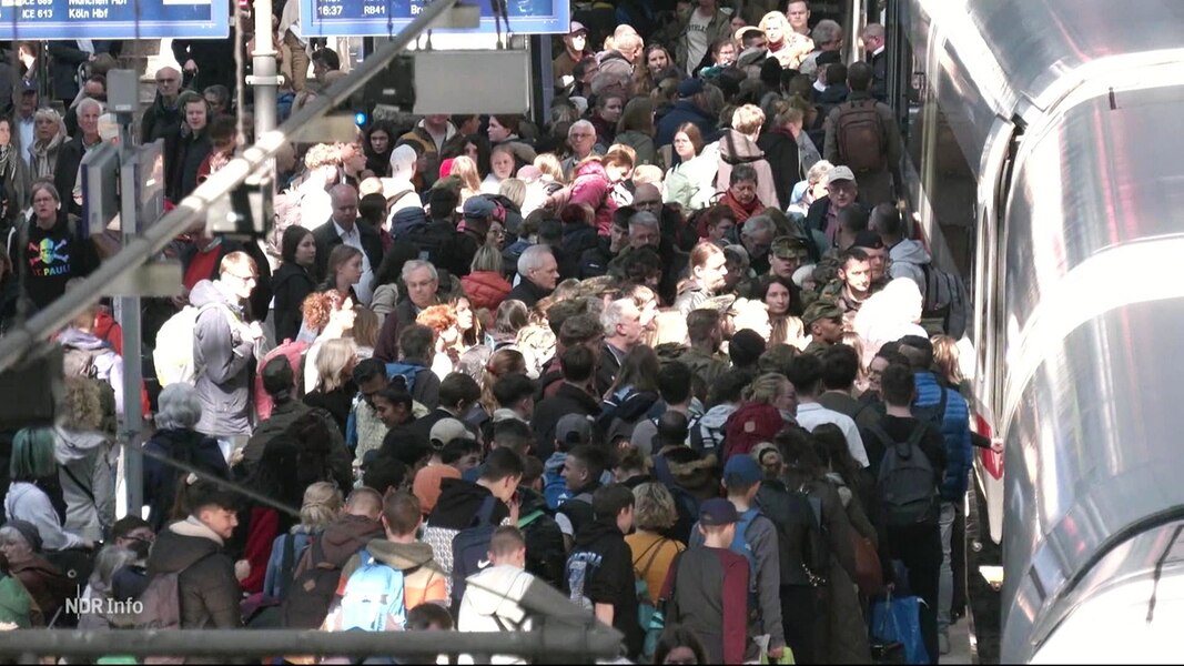 Dichtgedrängte Menschen am Hamburger Hauptbahnhof. 