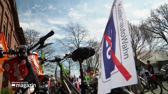 Fahrräder mit Protest-Banner. © Screenshot 