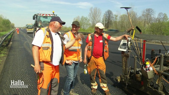 Drei Männer auf einer Baustelle auf der Autobahn. © Screenshot 