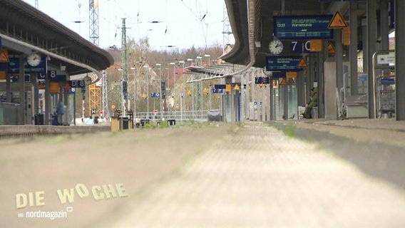 Leere Bahnsteige des Rostocker Hauptbahnhofs © Screenshot 