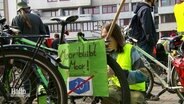 Zahlreiche Fahrradfahrer haben bei einer Demonstration gegen den Ausbau der Autobahnen in Niedersachsen demonstriert. © Screenshot 