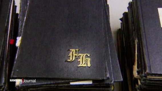 Die angeblichen "Hitler-Tagebücher" mit den Initialen "AH" auf dem Einband © Screenshot 