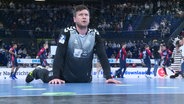 THW-Hiel-Handballer Niklas Landin liegt auf dem Hallenboden und schaut nach oben © Screenshot 