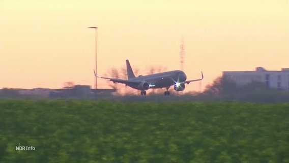 Ein Flugzeug bei der Landung © Screenshot 