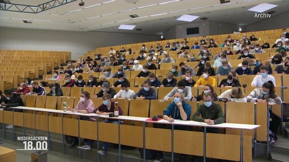 Studierende sitzen in einem Hörsaal © Screenshot 
