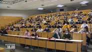 Studierende sitzen in einem Hörsaal © Screenshot 