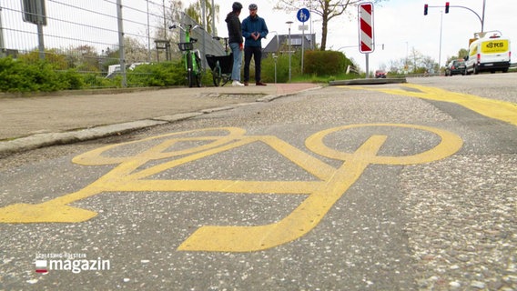 Markierungen auf einem Fahrradweg © Screenshot 