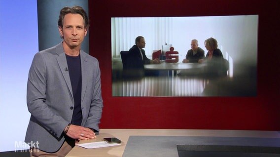 Jo Hiller moderiert auch am 24.04.2023 Markt. © Screenshot 