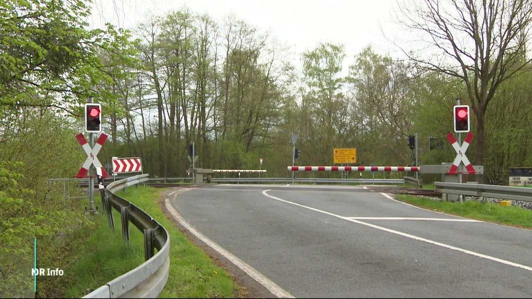 Nach dem Unfall mit drei Toten wird nun über den Bahnübergang bei Neustadt-Himmelreich diskutiert.