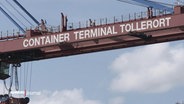Ein Kran trägt den Schriftzug "Container Terminal Tollerort" © Screenshot 