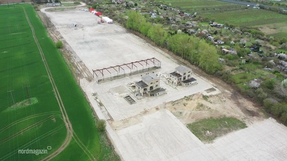 Die geräumte, illegale Mülldeponie in Güstrow aus Vogelperspektive. © Screenshot 