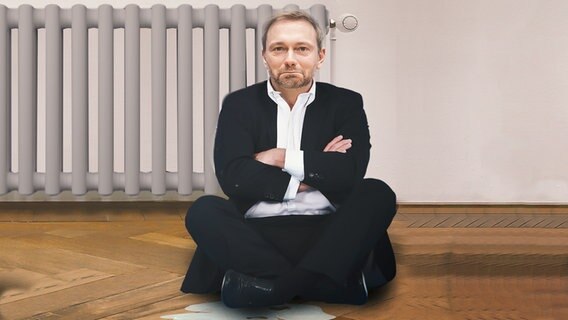 FDP-Parteichef Christian Lindner mit verschränkten Armen vor einer Heizung: er ist dagegen. (extra 3 vom 27.04.2023 im Ersten) © NDR 