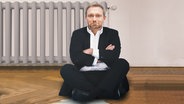FDP-Parteichef Christian Lindner mit verschränkten Armen vor einer Heizung: er ist dagegen. (extra 3 vom 27.04.2023 im Ersten) © NDR 