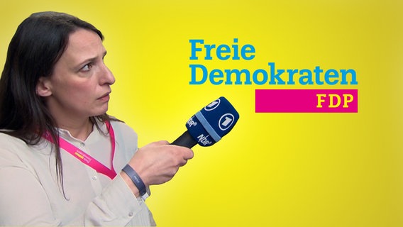 Reporterin Caro Korneli beim FDP-Parteitag. (extra 3 vom 27.04.2023 im Ersten) © NDR 