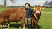 Landwirtin Annette Bünger mit zwei Rindern. © Screenshot 