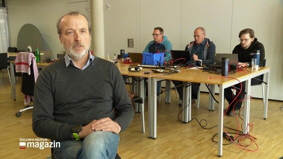 Ein Mitarbeiter der ZBW in Kiel spricht über einen Cyberangriff. © Screenshot 