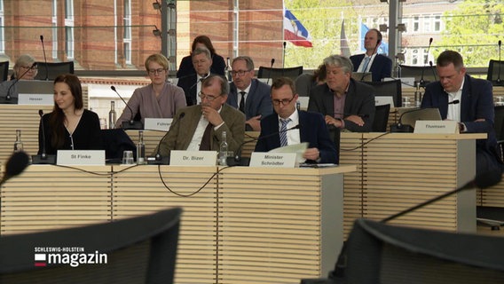 Politiker sitzen im Landtag auf ihren Rängen. © Screenshot 