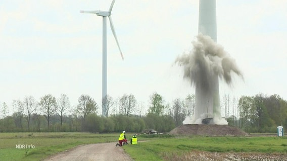 Der Turm einer Windkraftanlage in Rhede wird gesprengt. © Screenshot 