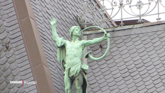 Eine Figur auf dem Dach des Justizgebäudes. © Screenshot 