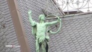 Eine Figur auf dem Dach des Justizgebäudes. © Screenshot 