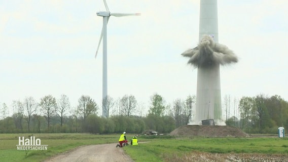 Der Turm einer Windkraftanlage in Rhede wird gesprengt. © Screenshot 