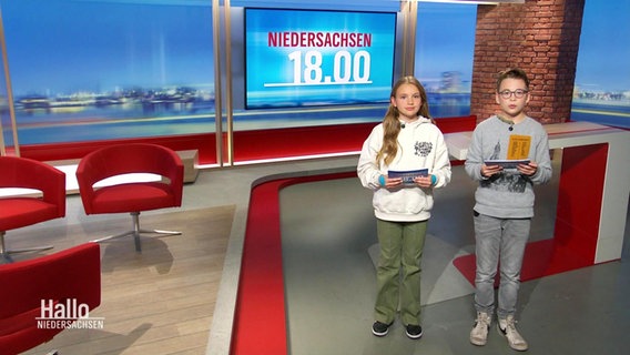 Zwei Schülerinnen moderieren Niedersachsen 18:00. © Screenshot 