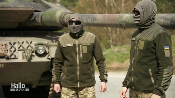 Zwei ukrainische Soldaten vor einem Panzer. © Screenshot 