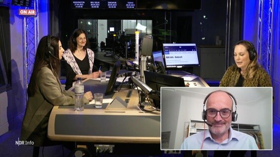 NDR Info Redezeit: Nina Zimmermann mit Gästen im Studio. © Screenshot 