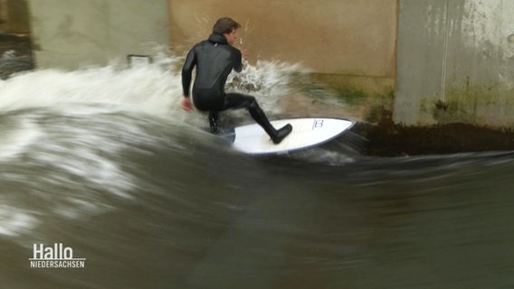Ein junger Mann surft auf der "Leinewelle" in Hannover. © Screenshot 