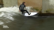 Ein junger Mann surft auf der "Leinewelle" in Hannover. © Screenshot 