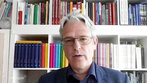 Der dänische Historiker Thomas Wegener Friies gibt ein Interview. © Screenshot 