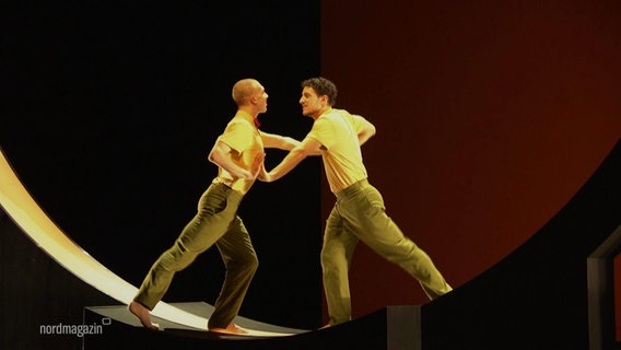 Zwei Tänzer performen den "kleinen Prinzen". © Screenshot 